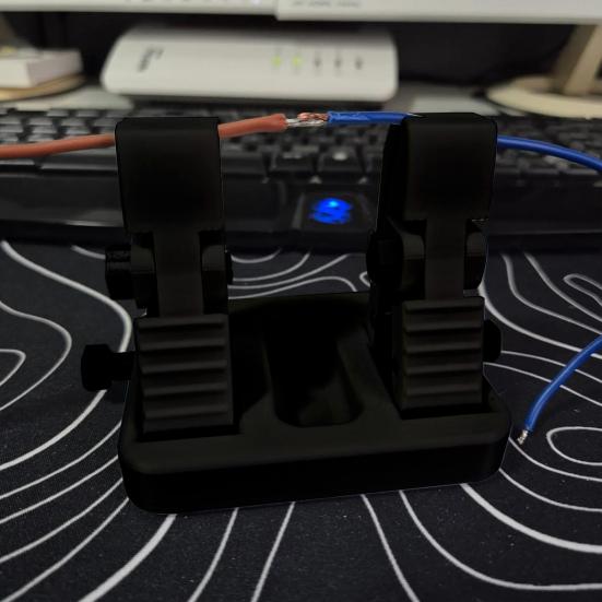 Инструмент для сварки. Точное выравнивание. Термостойкость. Компактная конструкция. Управление без помощи рук. Электрическое приспособление для сварки проволоки. Удерживание сварочного инструмента.