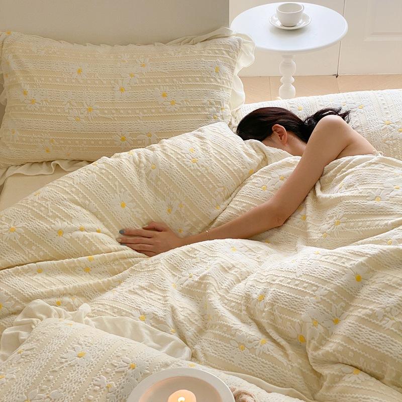 Зимний комплект постельного белья для беременных и младенцев класса А из четырех кусочков молочной муки из коралловой муки. Теплый и плюшевый толстый пододеяльник из фланели.