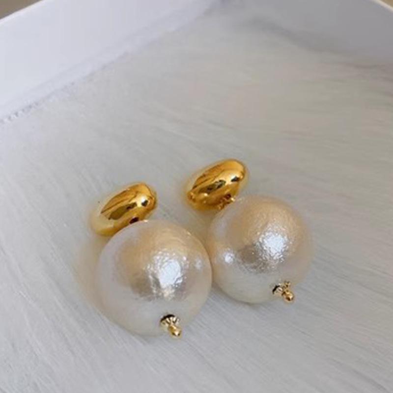 2023 High-End French Pearl Earrings: Light Luxury, Unique Design for Women