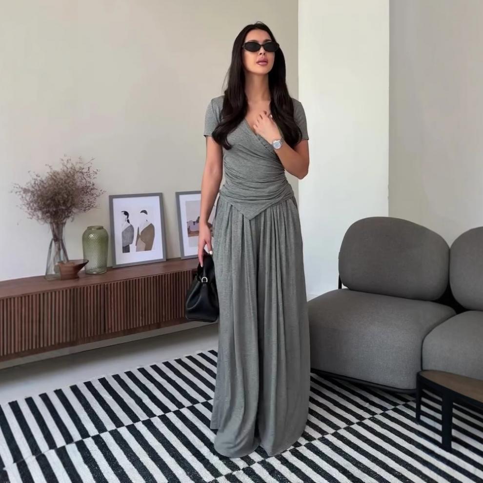 Элегантный женский летний комплект-двойка с V-образным вырезом, 2025: Модный, Универсальный, Удобный и Стройнящий Дизайн