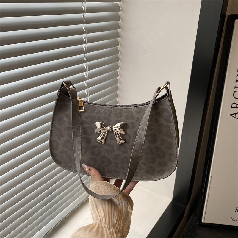 Новая модная и повседневная популярная сумка на одно плечо подмышку, трендовая и красивая маленькая квадратная сумка, сумка подмышку