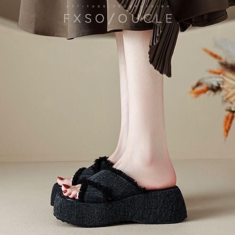 Тапочки женские с перекрестными ремешками на высокой танкетке летние синие джинсовые кисточки на толстой платформе с открытым носком сандалии шлепанцы на толстой подошве шлепанцы