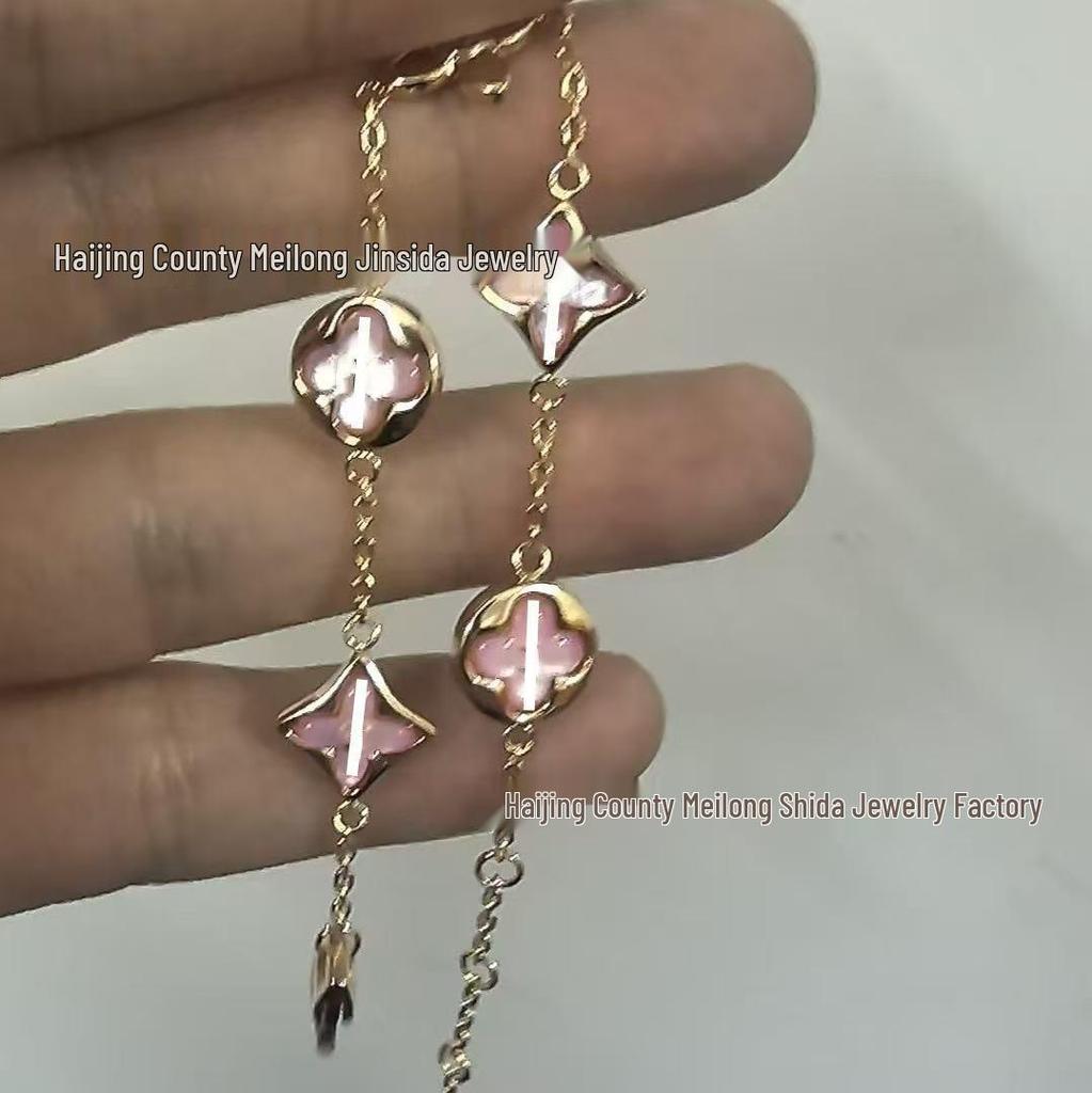 Браслет «Клевер-четырехлистник» от Donkey: Женское элегантное круглое украшение с дизайном из пяти цветков, с белым перламутром и розовой раковиной.