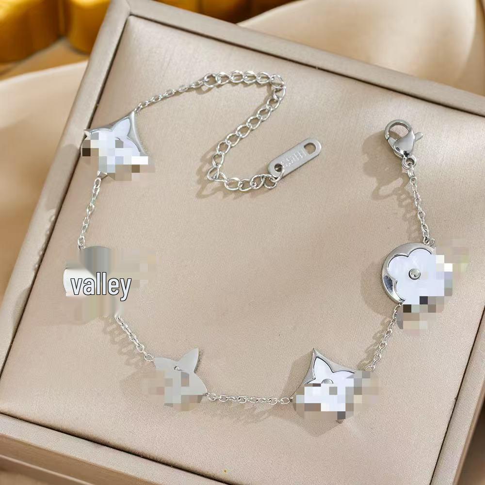 Браслет из титана с покрытием из 18-каратного золота 'Четырехлистный клевер' - Универсальный, не выцветающий, модный аксессуар класса люкс с перламутровыми акцентами