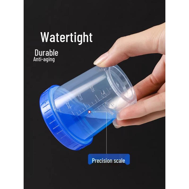 Маленький пластиковый мерный стаканчик со шкалой в миллилитрах: 10 мл, 50 мл, 100 мл