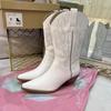 Модные ковбойские сапоги для женщин Осень и зима Новые белые остроносые на толстом каблуке Мягкая промежуточная подошва Прямого голенища Короткие сапоги для женщин Обувь