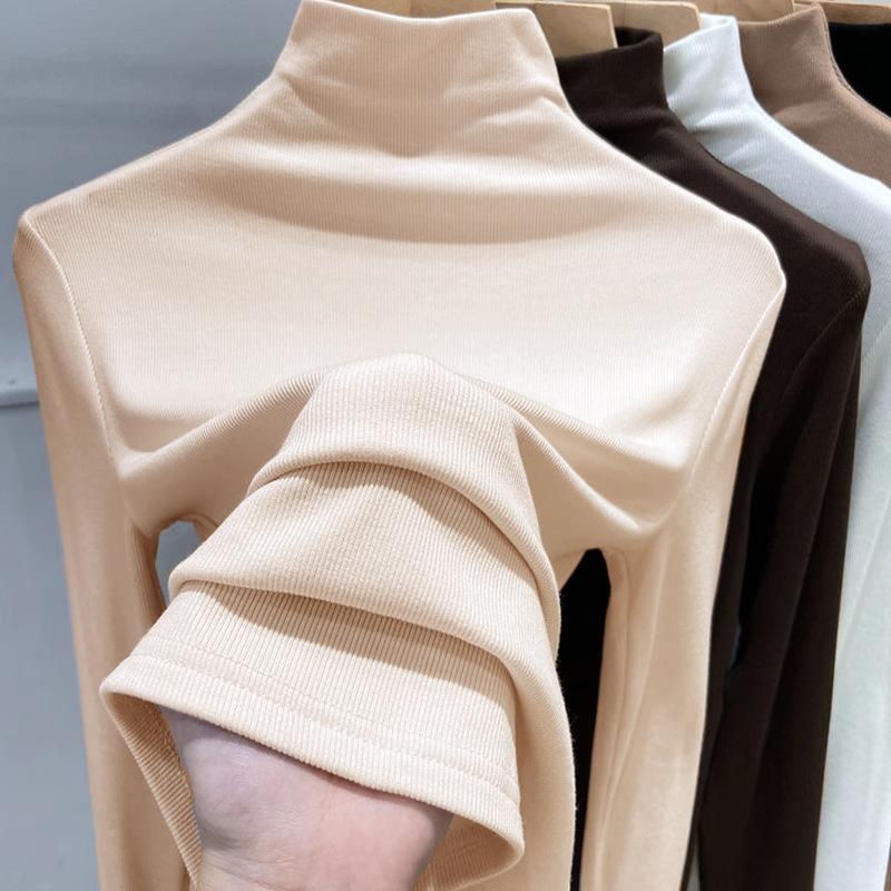 Для осени и зимы женщины могут носить базовый слой однотонного цвета с полувысоким воротником и футболку с длинным рукавом поверх него для стройнящего силуэта.