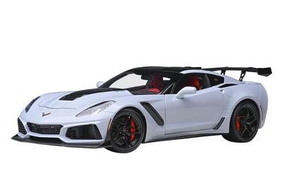 AUTOart Масштабная модель Chevrolet Corvette ZR1 Серо-металлический Готовый продукт 1/18 (С7)