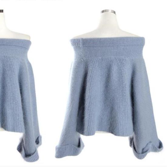 Женский свитер с широкими рукавами и открытыми плечами