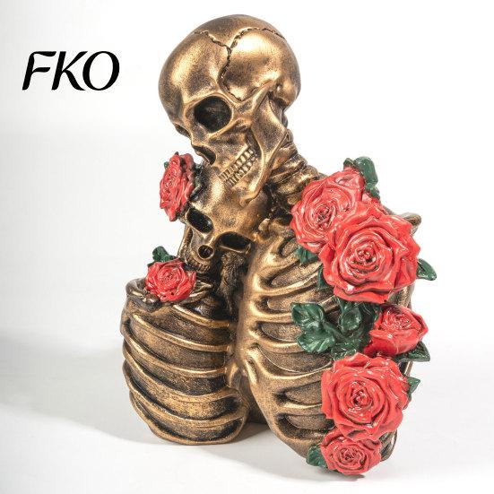Skull Couple Sculpture Gothic Hugging Skeleton Figurine, Rose Resin Ornament Sculpture, Vintage Decoration, Romantic Halloween Party Supplies
