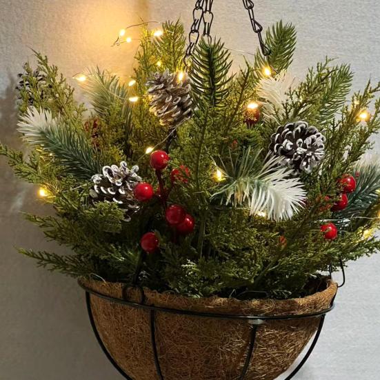 Рождественские подвесные корзины для улицы Предварительно освещенная искусственная корзина со светодиодными огнями Сосновые шишки Ягоды для праздничного декора крыльца и сада