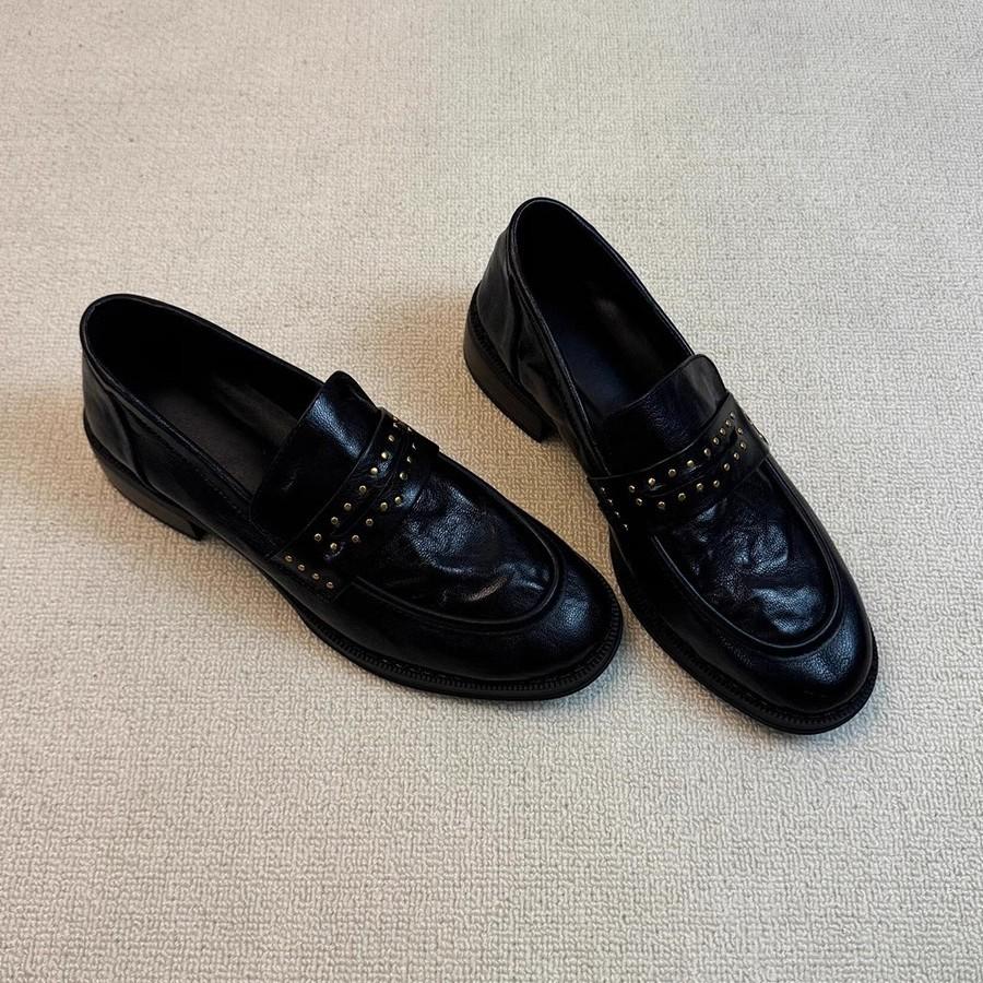 Le Fu Shoes Женские 2026 Ретро Британский Стиль Круглый Носок Заклепка Складки Толстый Каблук Кожаные Туфли Женские