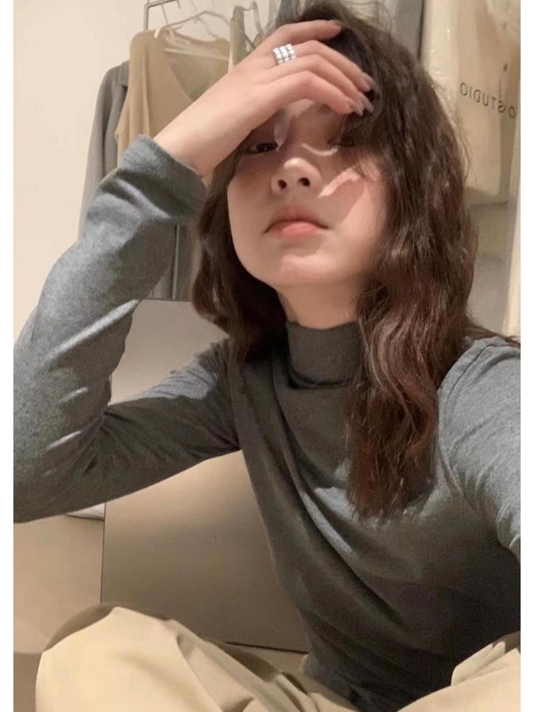 Женский однотонный топ с высоким воротником и длинными рукавами - мягкий, универсальный, базовый на осень