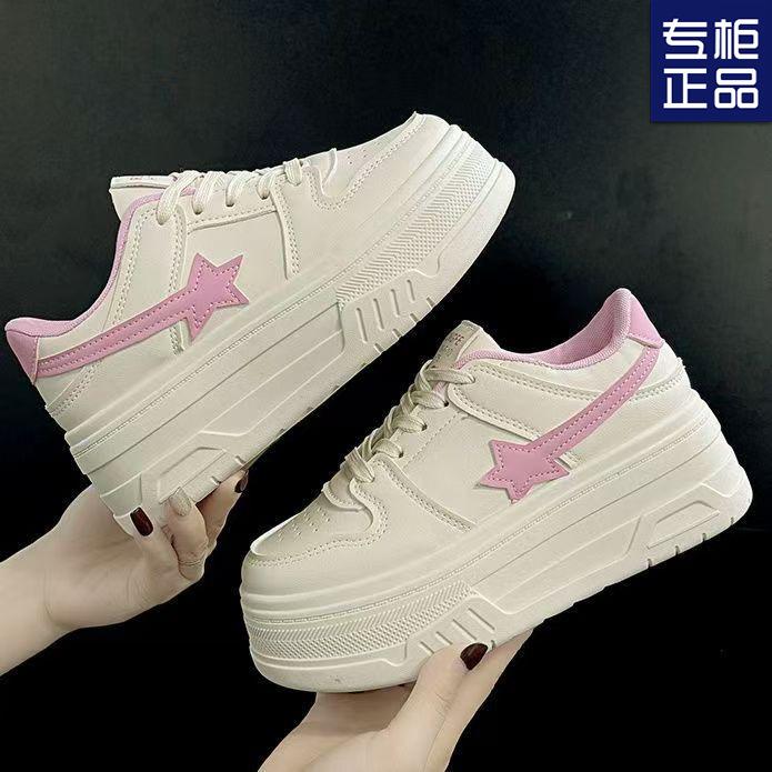 Популярные спортивные и развлекательные туфли Xiaoxiangfeng, новые женские туфли на платформе Muffin 2024 года, увеличивают звезду, универсальные маленькие белые туфли, обувь для досок