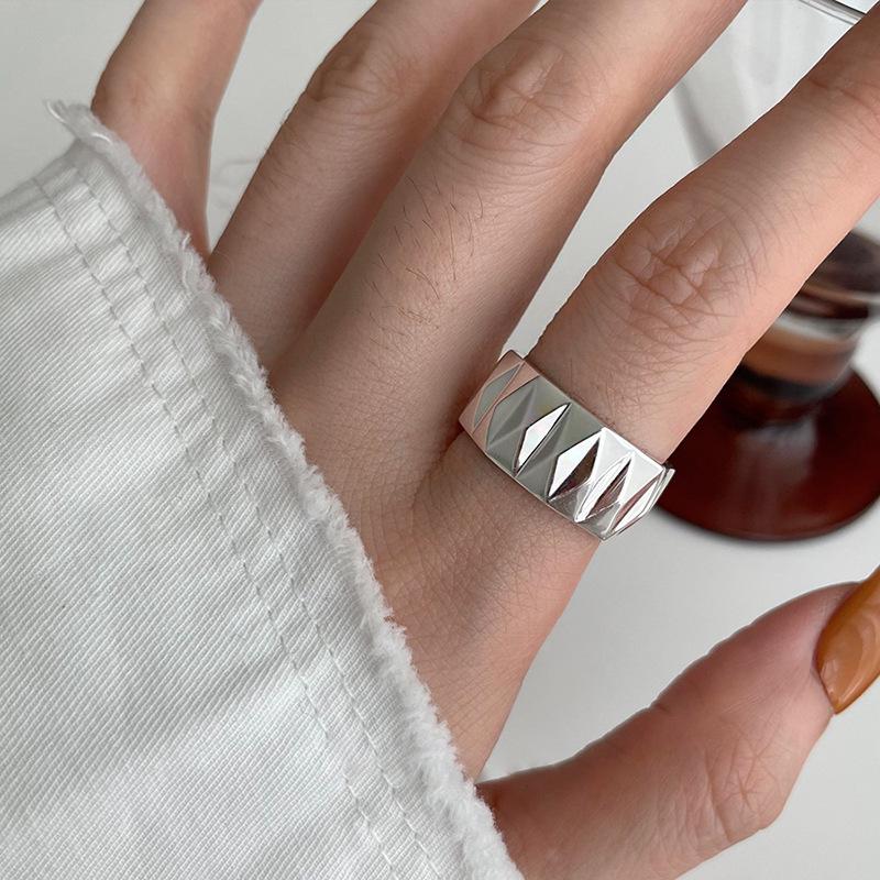 Trendy Minimalist Korean Vintage Stacking Rings for Women - Influencer-Approved Light Luxury Style.
