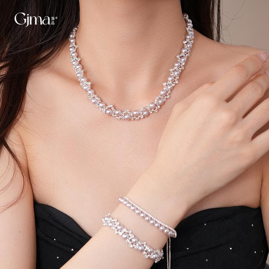 French Elegant Zircon Flower-shaped Beaded Pearl Necklace Light Luxury High-end Collarbone Chain Exquisite Temperament Necklace