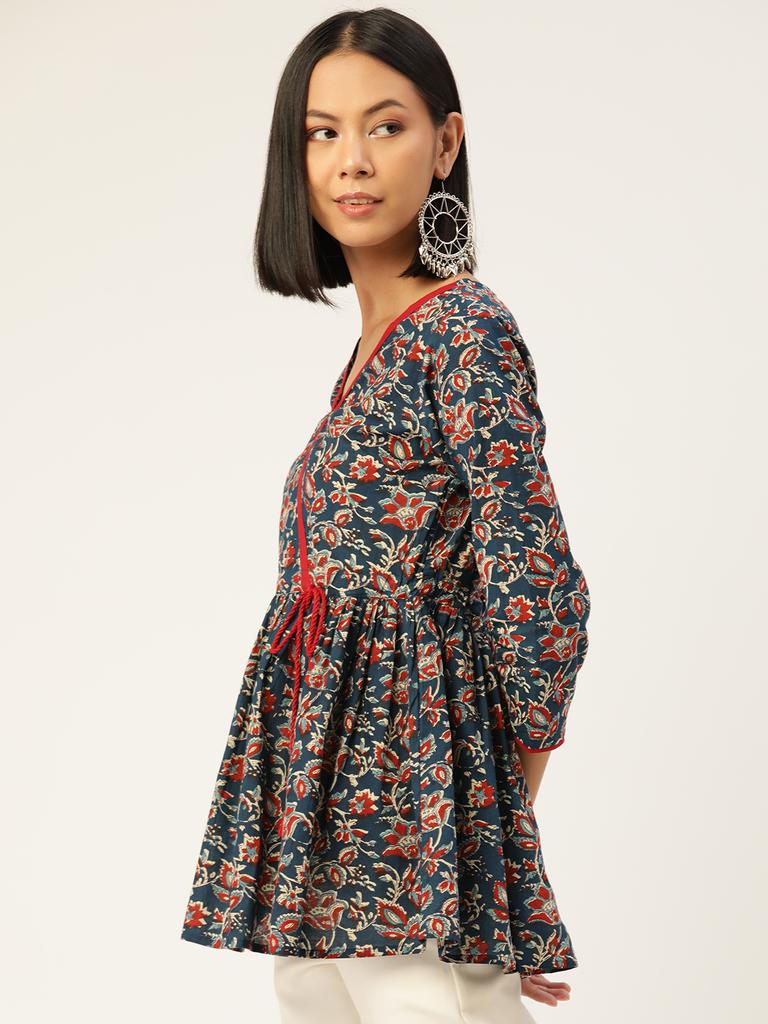 Женский темно-синий топ с запахом и принтом