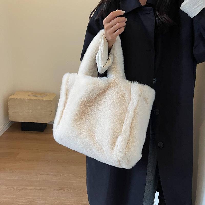 Новая плюшевая женская сумка 2024 года, модная большая вместительная женская сумка через плечо, простая и универсальная плюшевая переносная сумка-тоут