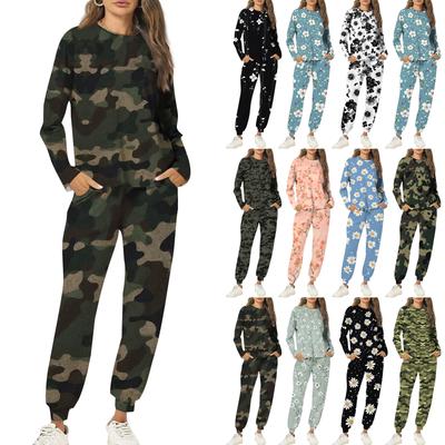 Комплекты для женщин из 2 предметов: футболки с круглым вырезом и длинным рукавом, принтованные спортивные брюки с карманами