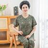 Женский комплект из двух предметов с цветочным принтом: топ с коротким рукавом на пуговицах и брюки. Повседневный наряд для пожилых.