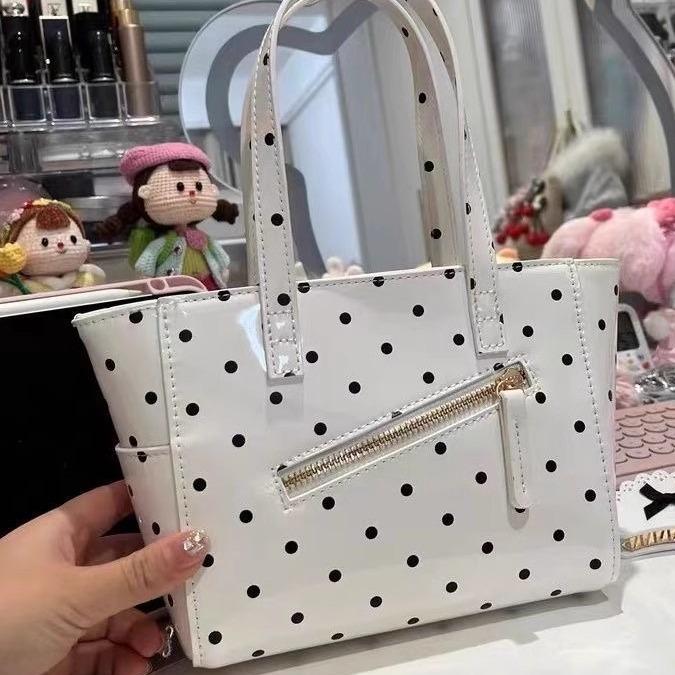 Это универсальная маленькая квадратная сумка в горошек из лакированной кожи для девочек, летняя повседневная сумка домашнего покроя, милая французская сумочка.