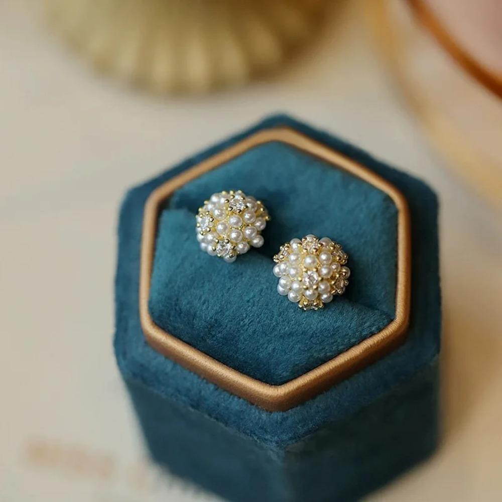 Белые серьги-пусеты с жемчугом для женщин, простые маленькие корейские серьги-пусеты, цинковый сплав, милые брикос, свадебная вечеринка, ювелирные изделия