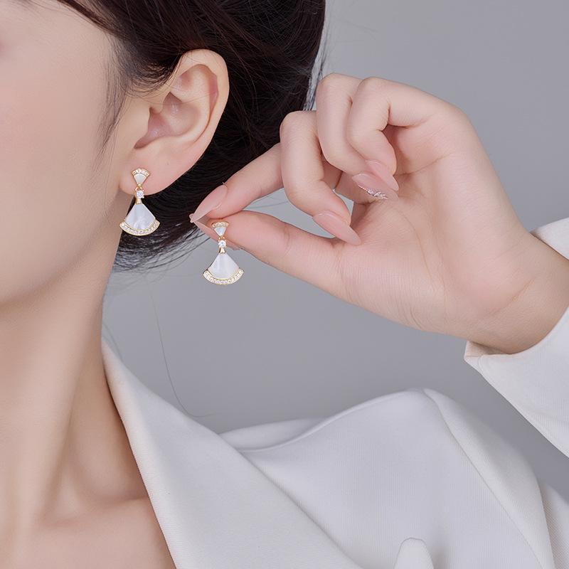 Серьги-веера из перламутра высокого класса - Элегантный и универсальный дизайн для модных женщин