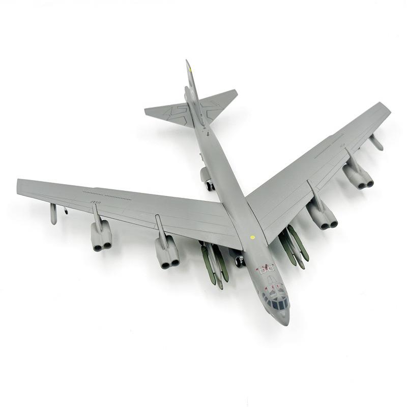 Модель-украшение стратегического бомбардировщика B-52 Stratofortress в масштабе 1/200