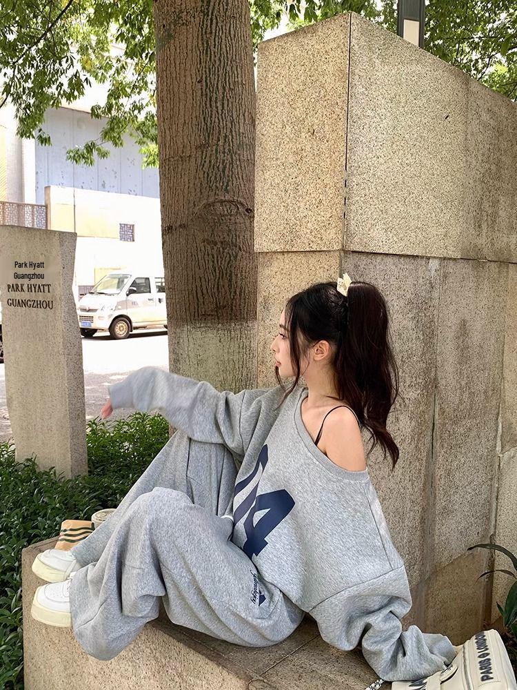 Женский осенний спортивный костюм в корейском стиле: Свободный крой и стройнящие брюки с широкими штанинами, комплект из двух предметов - Модный тренд инфлюенсеров.