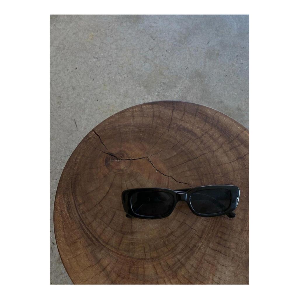 Винтажные черные солнцезащитные очки в массивной оправе