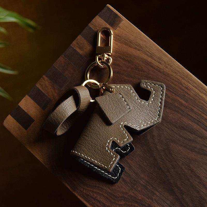 Маленький слоненок, приносящий удачу, сшитый вручную, подвеска для автомобильного ключа из натуральной кожи, креативный подарок, индивидуальный брелок для ключей для мужчин и женщин.