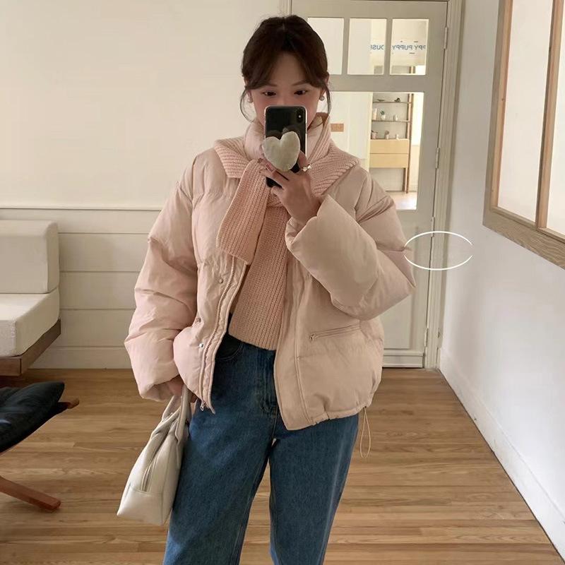 Милая женская короткая куртка-пуховик 2024 года, новая мода, воротник-стойка, съемный шарф, шапка, утолщенная куртка-хлеб, модная