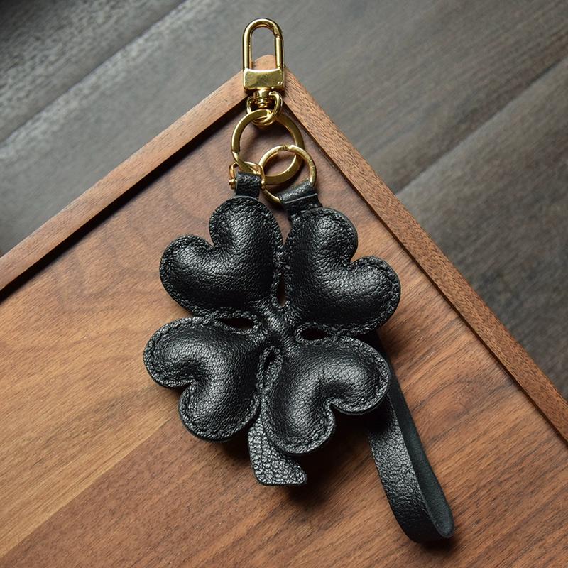Подвеска на сумку из кожи с изображением четырехлистного клевера, сделанная вручную, для ключей от машины, простой модный и персонализированный женский брелок