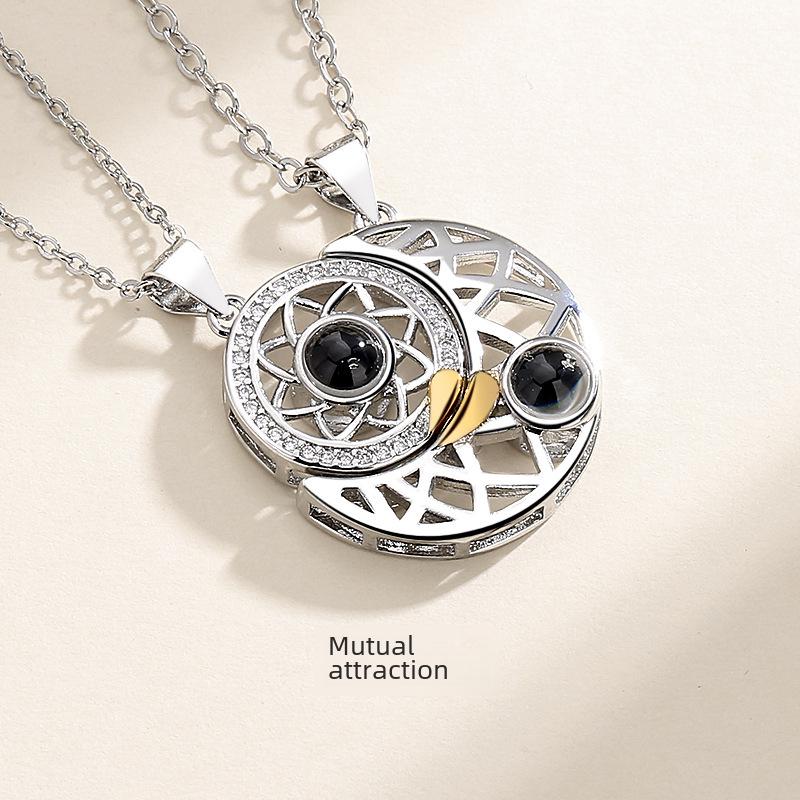 Ожерелье с подвеской-проекцией «Солнце и Луна 100 языков» для пар