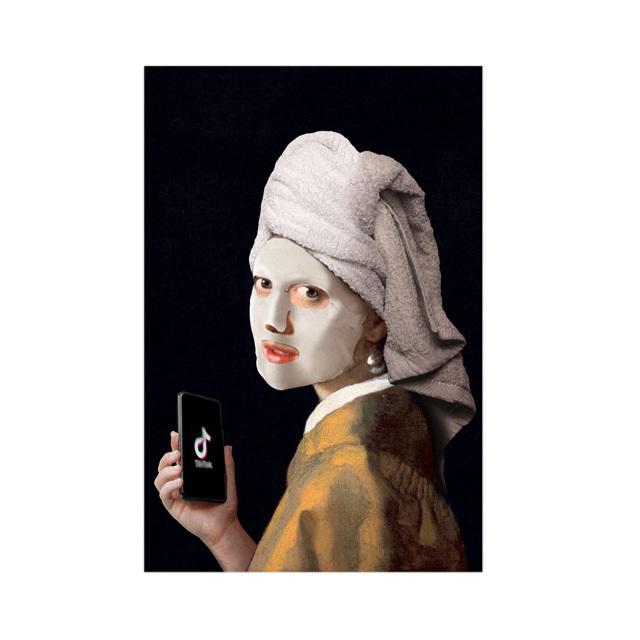 Девушки с жемчужными серьгами наносят маску на лицо. Забавные постеры, настенные художественные принты на холсте, знаменитые классические портреты.