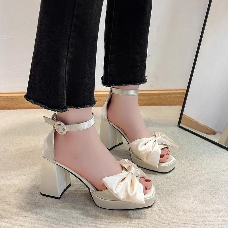 Мода 2024 года. Женская обувь. Брендовые женские босоножки с пряжкой и ремешком. Летние босоножки с квадратным носком для офиса и карьеры. Модные босоножки на каблуке с бабочкой и узлом.