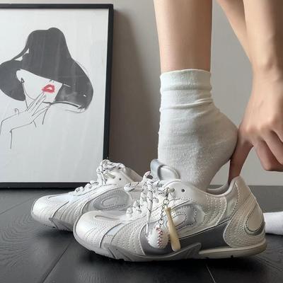 Нишевые гоночные туфли повышают мораль тренировочные туфли женские 2025 осень новые популярные сетчатые дышащие повседневные легкие спортивные туфли