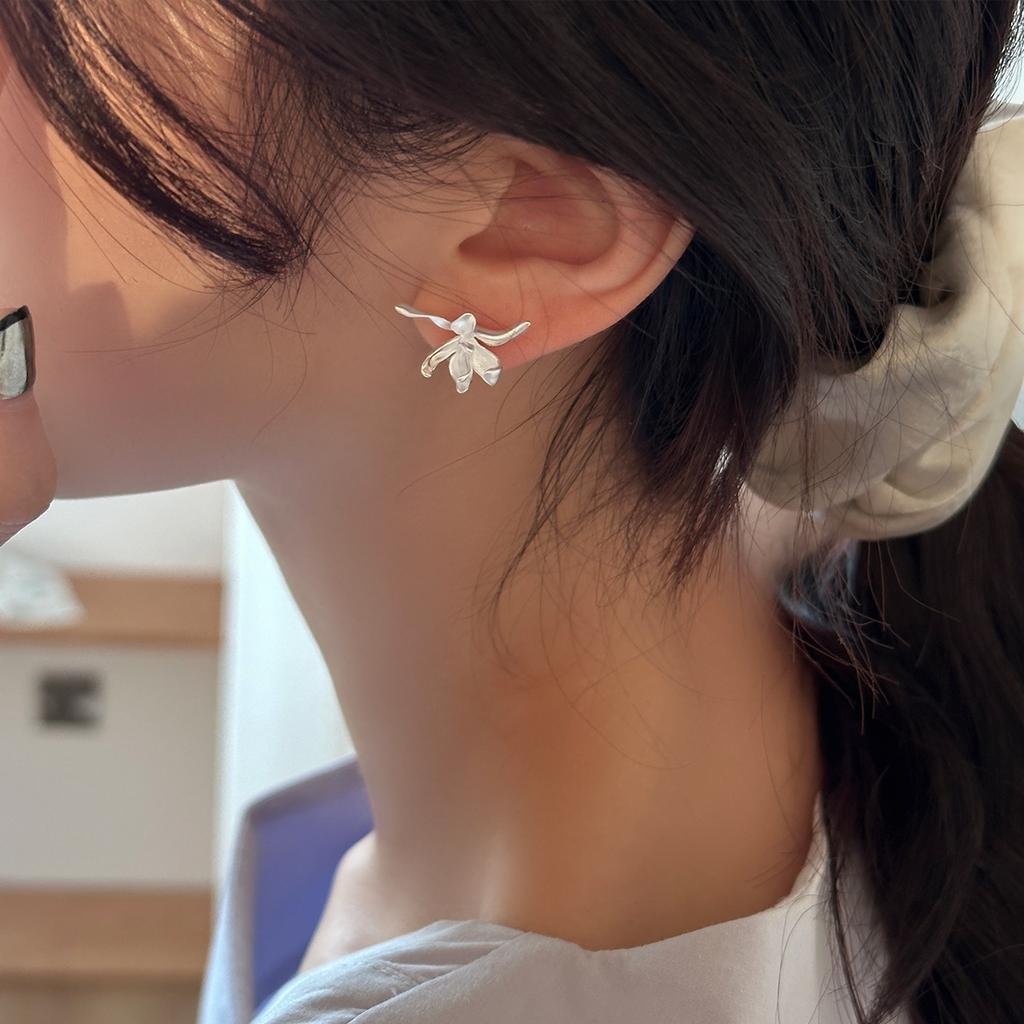 Exquisite and Sweet Wind Iris Stud Earrings, High-end Sense and Unique Temperament Silver Needle Earrings, Light Luxury Mori New Stud Earrings