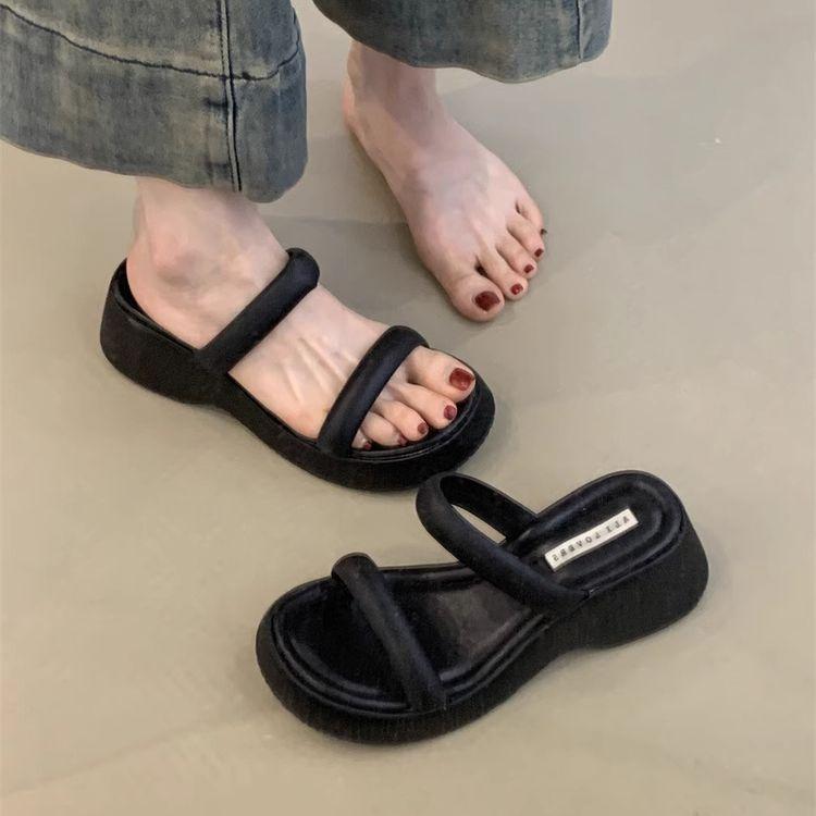 Нишевые леопардовые крутые тапочки женская обувь для улицы 2025 новые модели с юбками, на танкетке, на толстой подошве для увеличения роста, сандалии с римскими перемычками