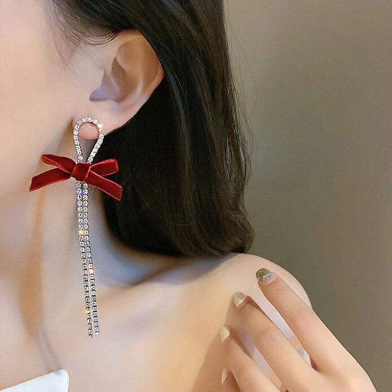 Серьги-кисточки из серебра 925 пробы с бриллиантами в виде бантиков
