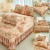 Утолщенный стеганый бархатный комплект покрывала с кружевными наволочками и тепловым контролем с защитой от статического электричества