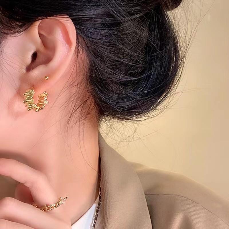 Европейские и американские классические ретро-серьги из металла для женщин - шикарный холодный стиль, элитные ювелирные изделия знаменитостей