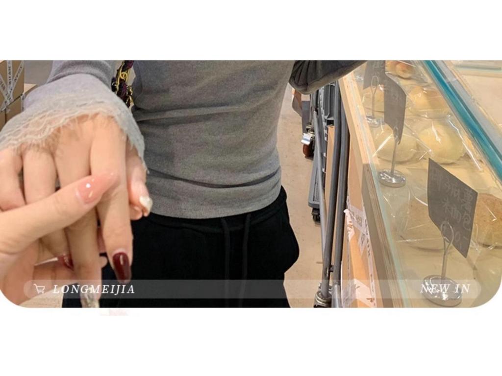 Женская футболка с V-образным вырезом, кружевной отделкой, облегающего кроя, с длинными рукавами и начесом (Коллекция Ранней Осени 2025)