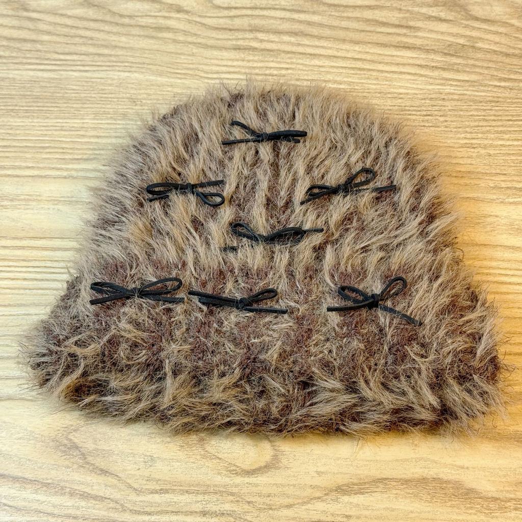 Милая и симпатичная шерстяная шапка с бантом для женщин на осень и зиму. Новое лицо, демонстрирующее маленькую вязаную ветрозащитную шапку-балаклаву.