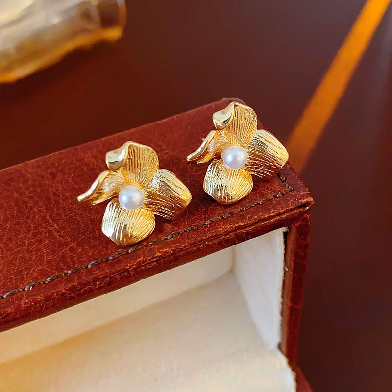 Silver Needle Pearl Flower Stud Earrings - Fashionable, Versatile European & American Style for Women