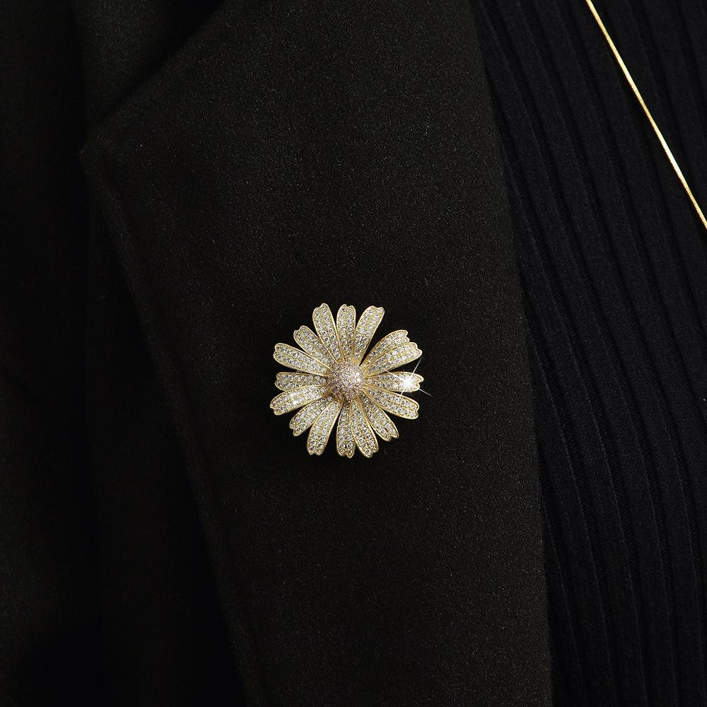 Daisy Brooch High-End Women'S Small Suit Corsage Simple And Generous Luxury Neckline Decorative Pin Summer Anti-Light Buckle