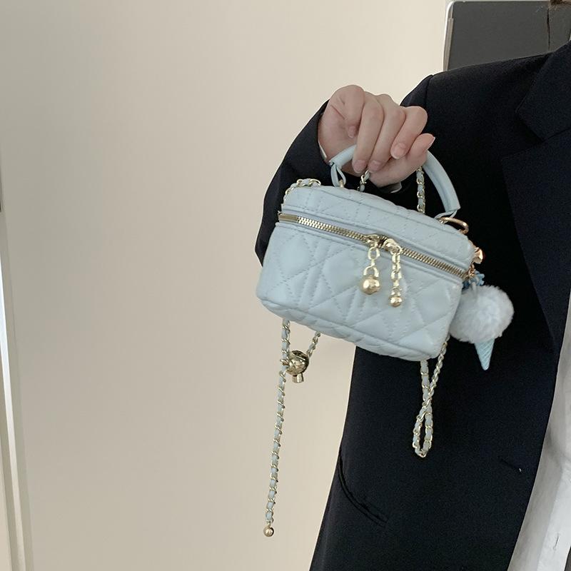 Портативная маленькая квадратная сумка, женская летняя сумка 2023, новая модная модная сумка с ромбовидной цепочкой, универсальная сумка-мессенджер с нишевой текстурой