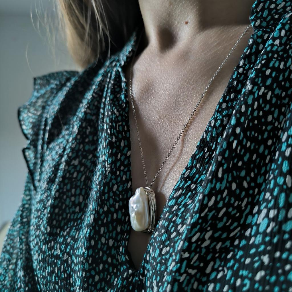 Серебряное колье с натуральным жемчугом барочным, вес изделия 14,26 гр (2185314)