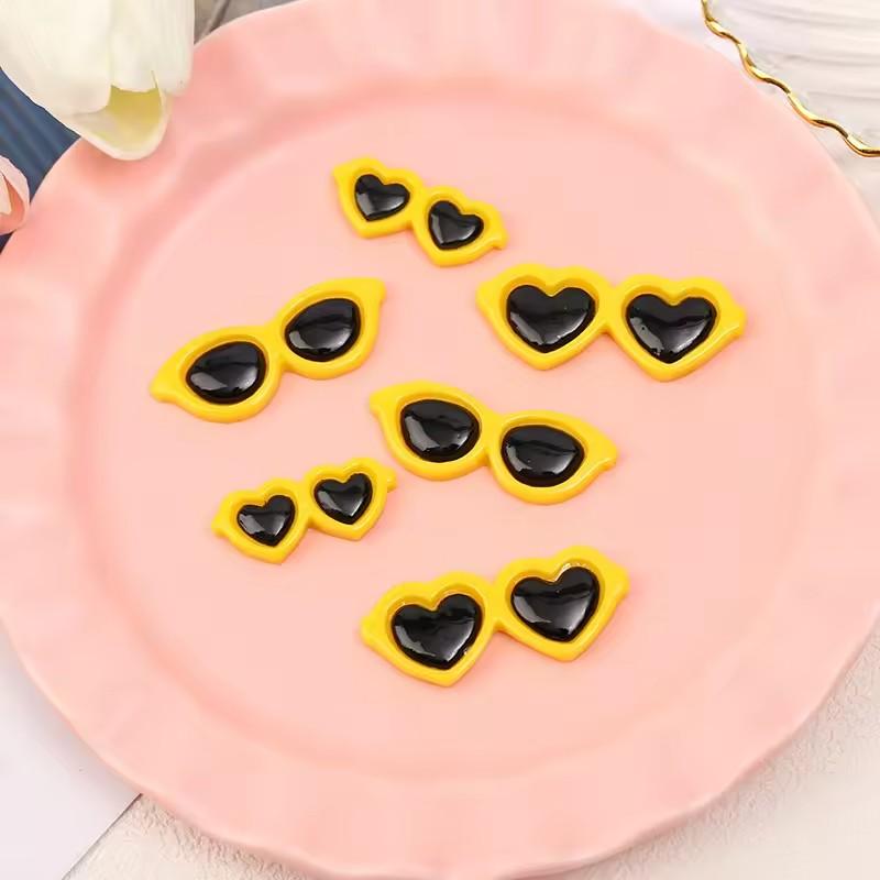 Bag of 100 Round Summer Heart Sunglass Flat Back Resin Cabochons DIY Craft for Souvenirs Artificial Style