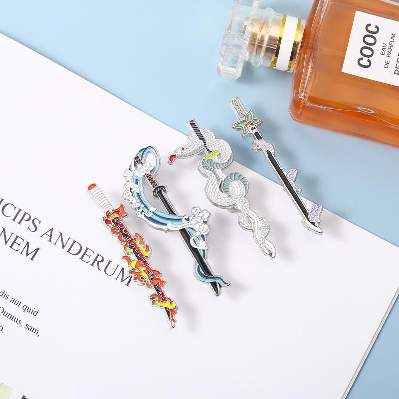 Значки-мечи Истребителя демонов Kimetsu No Yaiba Металлическая катана Аниме аксессуары Значок Броши Шинобу Эмалевый пин на рюкзак подарок Тандзиро